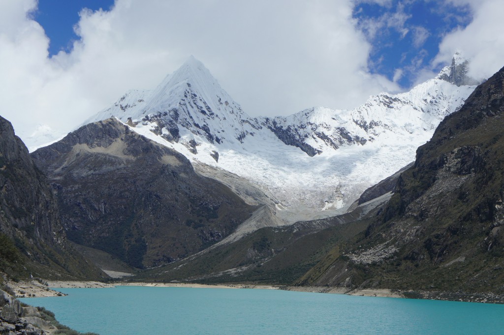 Laguna Paron si piramida varfului Garcilaso