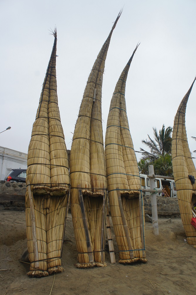 Barci traditionale din totora la Huanchaco