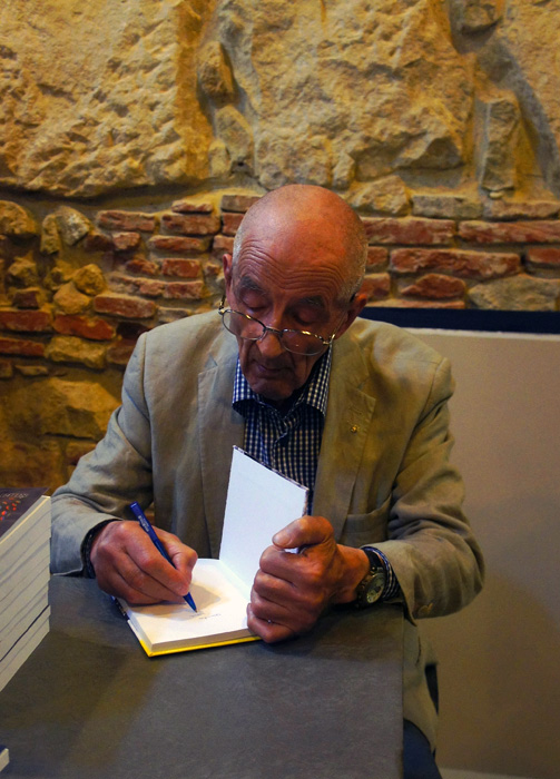 Pepi Viehmann scriind un autograf pe cartea sa „Abecedarul peșterii”